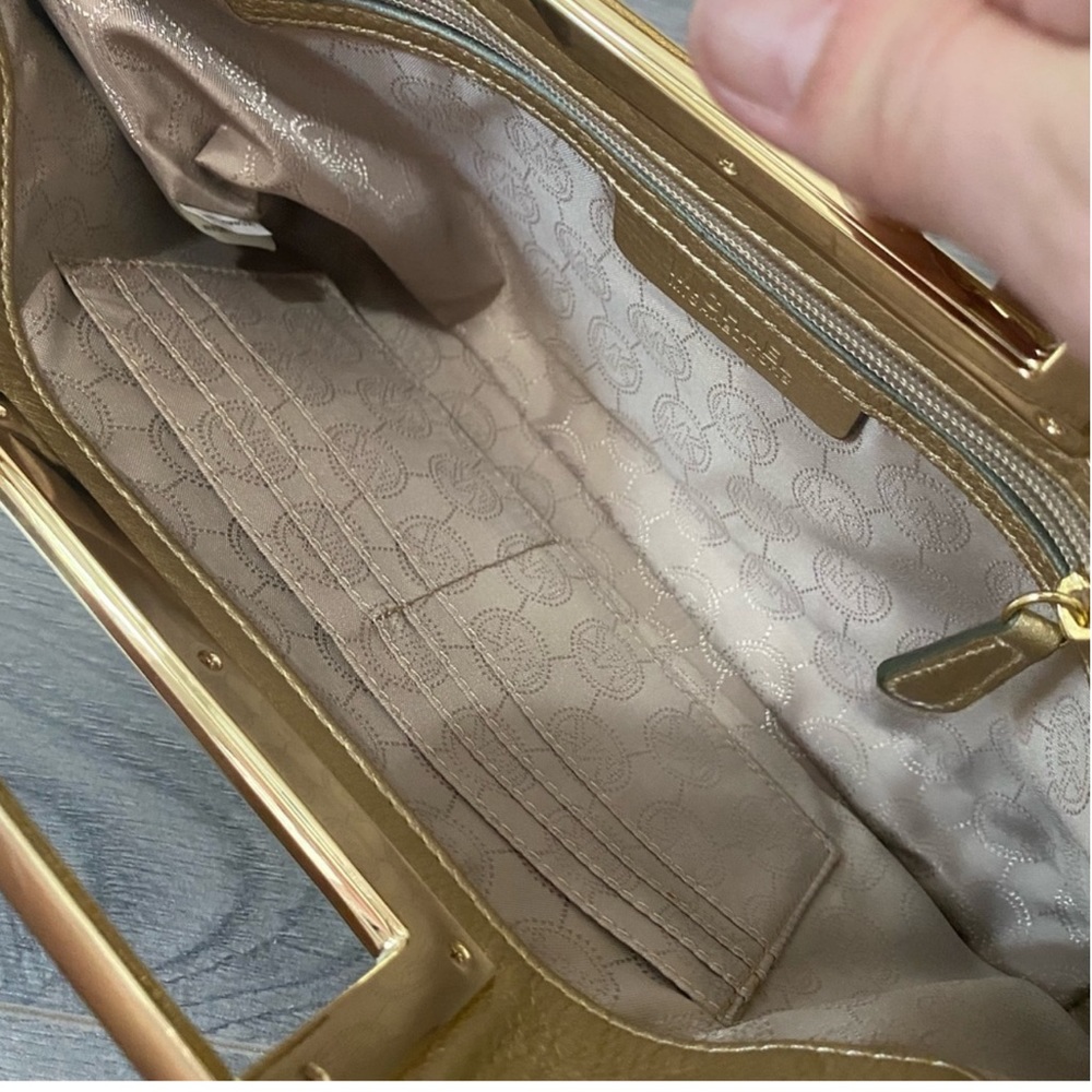 GUC Michael Kors gold metallic clutch, leather. - Picture 8 of 9